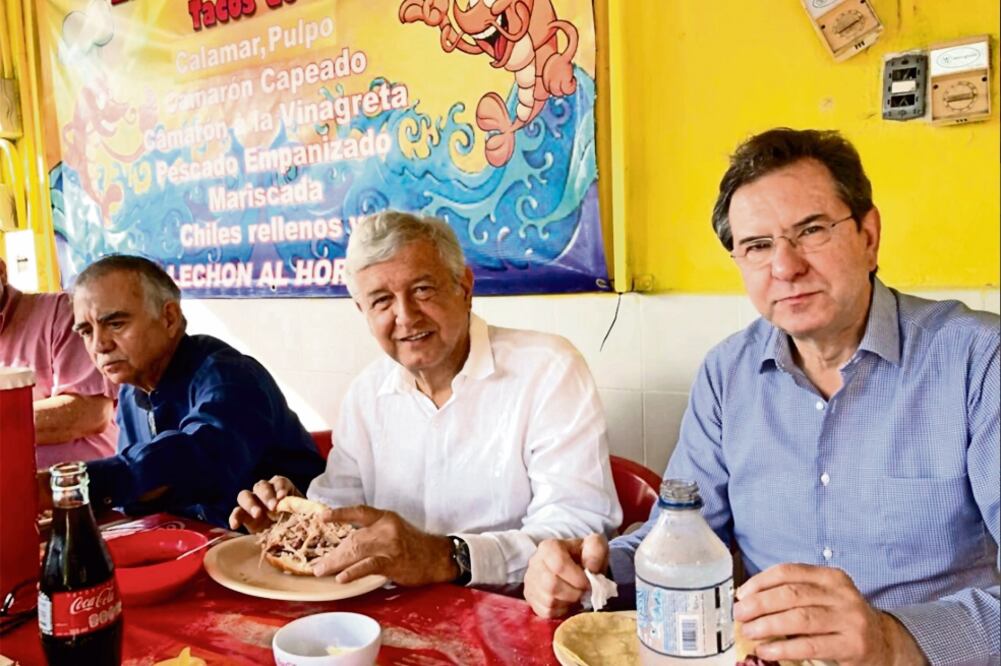 López Obrador (centro) desayunó con Alfonso Romo y Esteban Moctezuma en un restaurante de Cancún, donde, dijo, les enseñó de “populismo”. (TOMADA DE TWITTER)