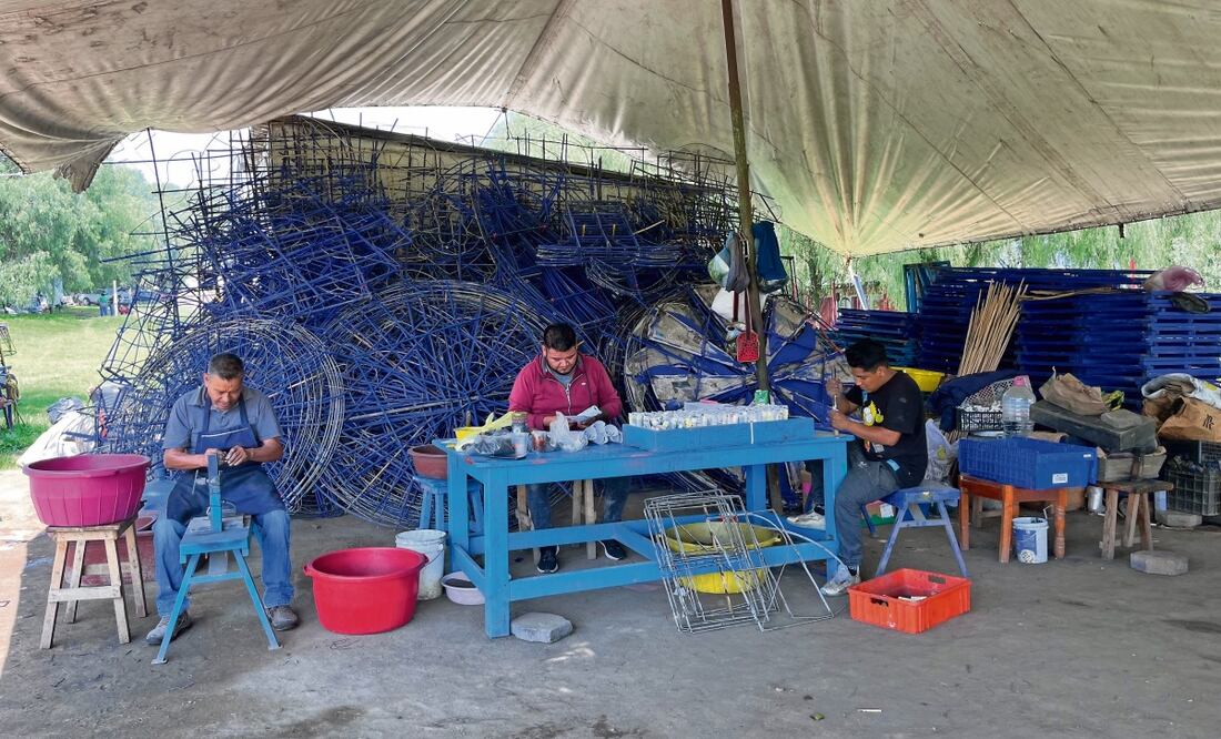 Los castillos son un elemento esencial para las fiestas patrias, y se necesita un mes para preparar todo, dijo Gustavo Hernández. Foto: Arturo Contreras / EL UNIVERSAL