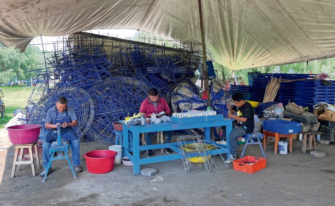 Los castillos son un elemento esencial para las fiestas patrias, y se necesita un mes para preparar todo, dijo Gustavo Hernández. Foto: Arturo Contreras / EL UNIVERSAL