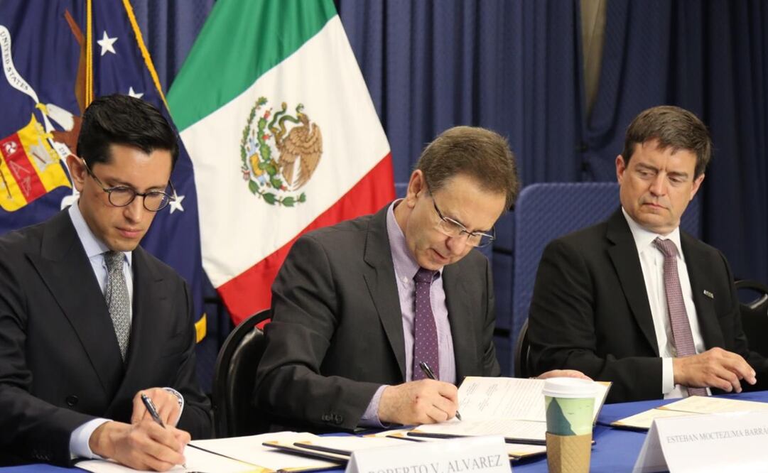 Esteban Moctezuma y Roberto Velasco firman acuerdo en EU para protección de connacionales. Foto: X @emoctezumab