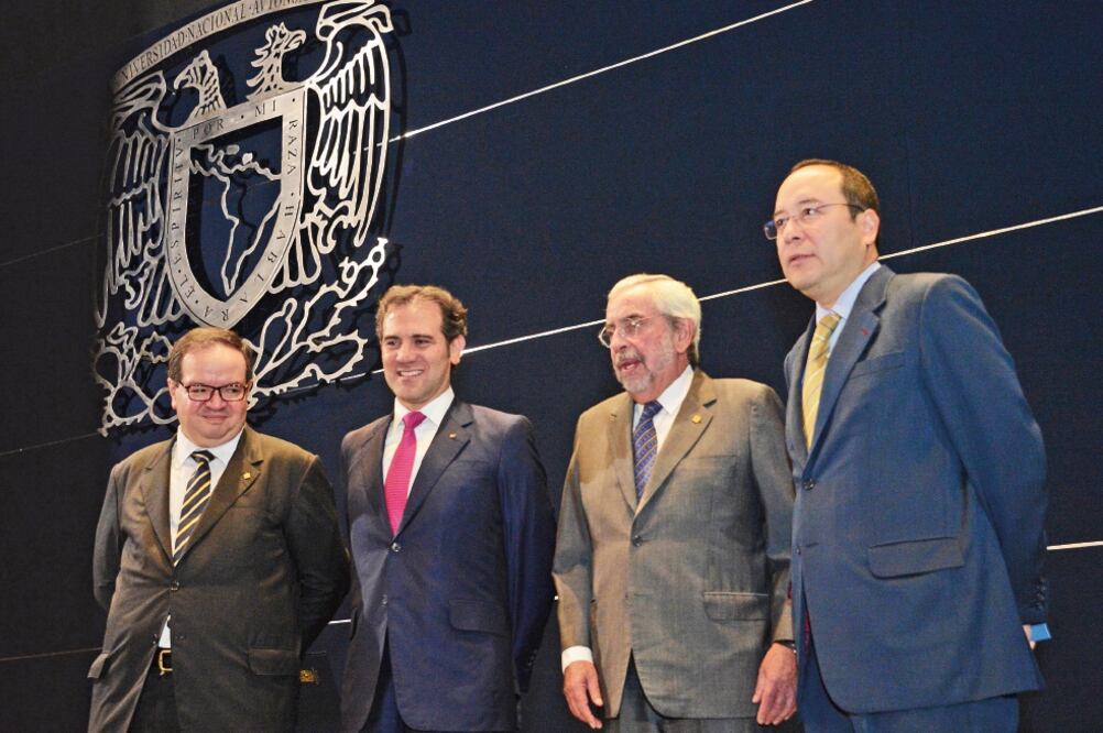 Al inaugurar los foros México 2018: Los desafíos de la Nación, el rector de la UNAM, Enrique Graue Wiechers (segundo de der. a izq.), estuvo acompañado por Lorenzo Córdova, consejero presidente del INE (tercero de der. a izq.) (UNAM)