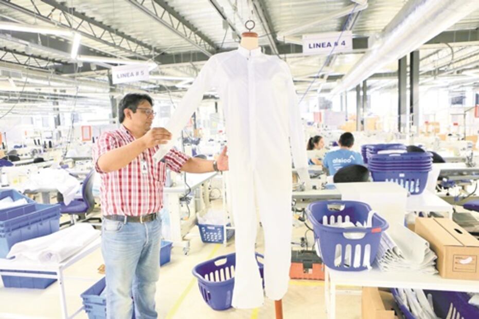 Manos mayas cosen uniformes de la NASA