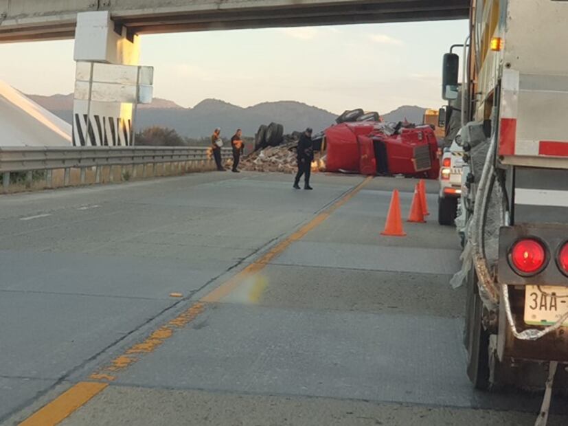 Vuelca tráiler en Zacatecas; denuncian rapiña de policías municipales