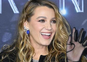 Blake Lively luce como Barbie con un look en el rosa más intenso