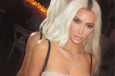 Critican a marca de ropa con la que Kim Kardashian colabora por lanzar línea infantil inspirada en el sadomasoquismo