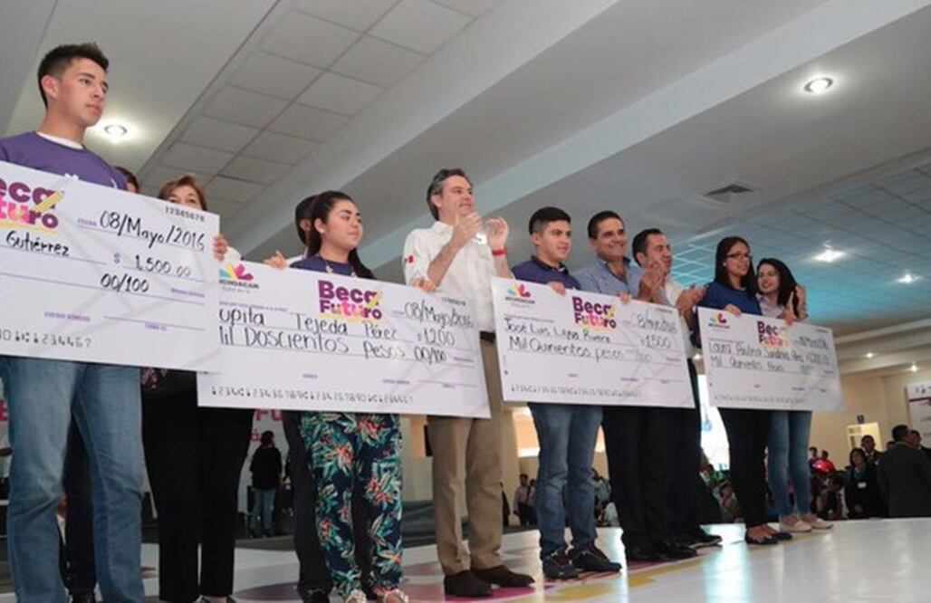 El titular de la SEP hizo entrega de Becas Futuro a estudiantes de niveles Medio Superior y Superior en Zitácuaro, Michoacán (Foto: tomada de @aurelionuno)