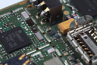 China bloquea exportaciones de helio, clave para producción de chips; guerra en Irán reduce oferta