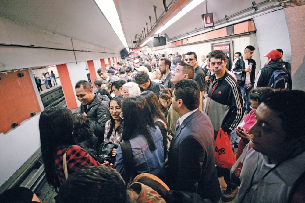 Mientras algunos usuarios agradecen la iniciativa de abrir WiFi en la Línea 7 del Metro, otros piensan que se trata de un gasto innecesario (ESPECIAL)