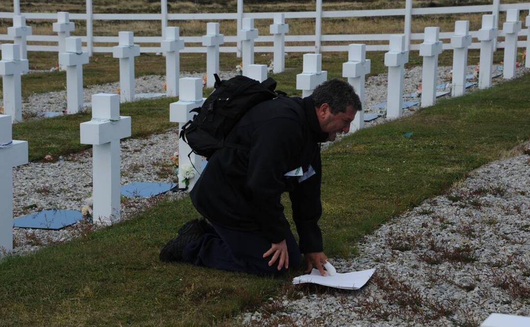 El argentino Guillermo Ni Coló, veterano de la guerra de Malvinas, llora en 2014 al identificar en un cementerio la tumba del soldado argentino Juan R. Turano, compañero suyo que cayó cerca de él en un bombardeo nocturno en 1982. Foto: Cortesía