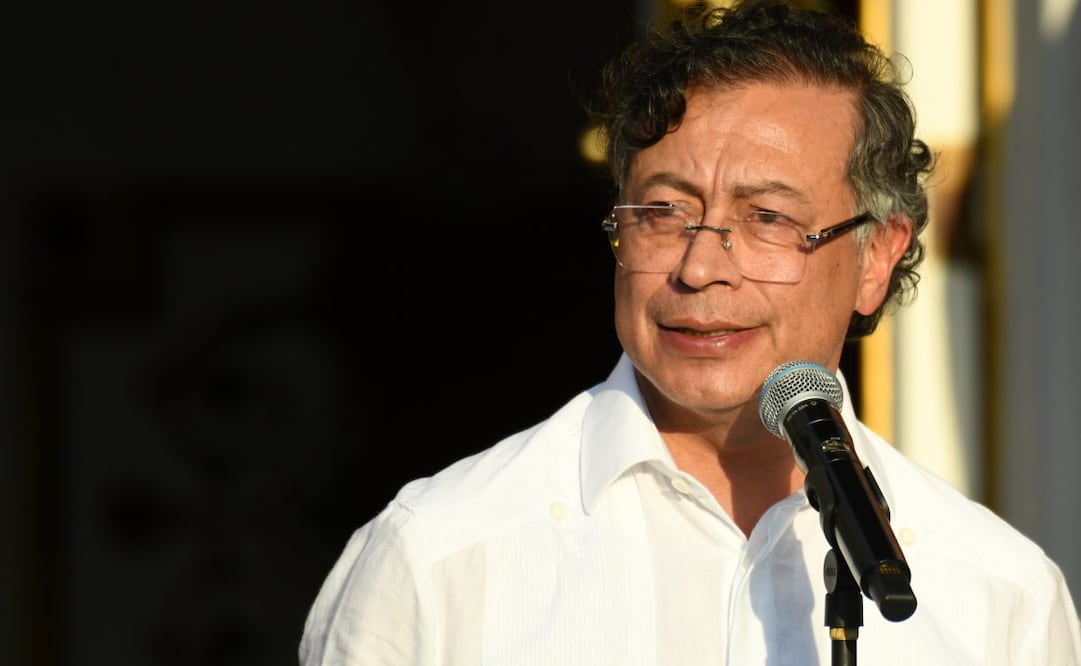 El presidente colombiano, Gustavo Petro, habla durante una conferencia de prensa conjunta con la presidenta encargada venezolana, Delcy Rodríguez, en el Palacio de Miraflores, en Caracas, Venezuela, el 24 de abril de 2026. Petro arribó el viernes a Caracas para reunirse con Rodríguez, con quien sostuvo conversaciones oficiales. Foto: Xinhua