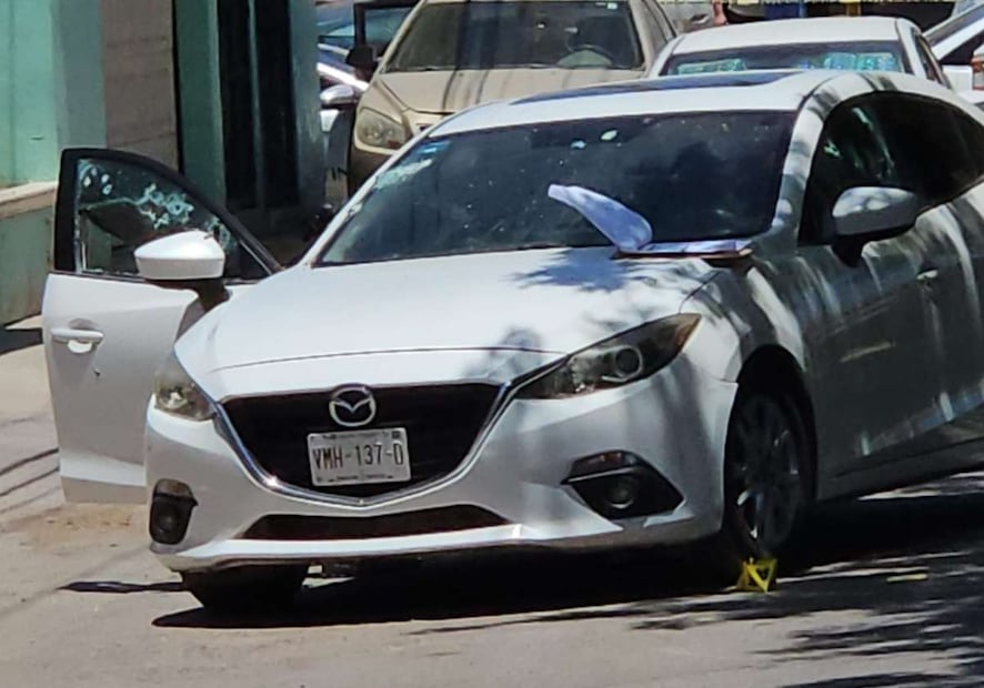 Las autoridades estatales y federales que llegaron al sitio encontraron un vehículo con impactos de bala y una persona al volante muerta. Foto: Especial