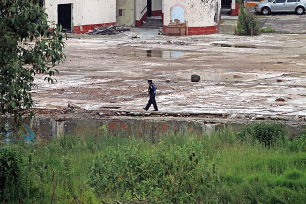 En el terreno donde estaba el nosocomio hay una guardia discreta de al menos siete policías visibles. El predio ya se encuentra listo para que en breve arranque la construcción del hospital general (ALEJANDRO ACOSTA)