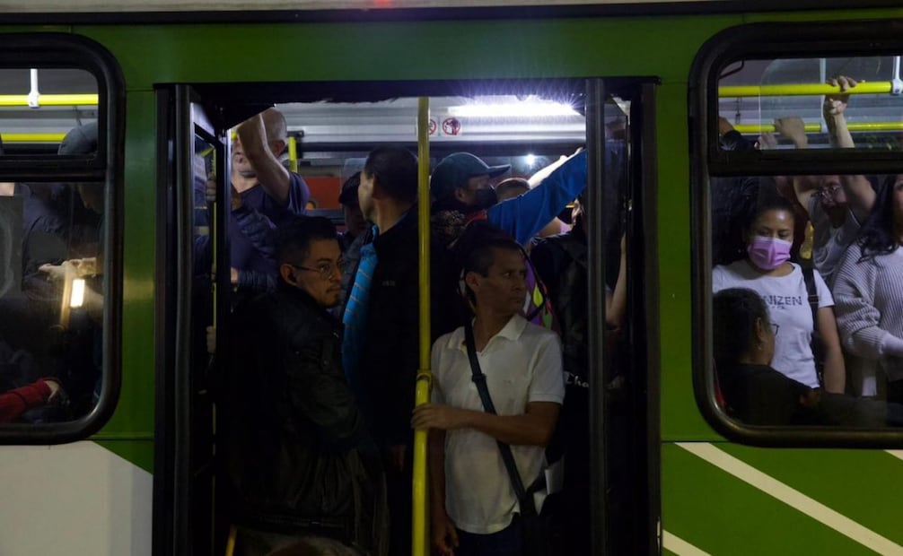 La suspensión del servicio generó largas filas, aglomeraciones y complicaciones para miles de pasajeros durante su traslado entre el Metro y las unidades de apoyo.
Foto: Osmar Alvarado | El Universal.