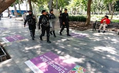 Vuelven a colocar sellos de libre ambulantaje en la Alameda Central; colectivas ocupan parte de la banqueta