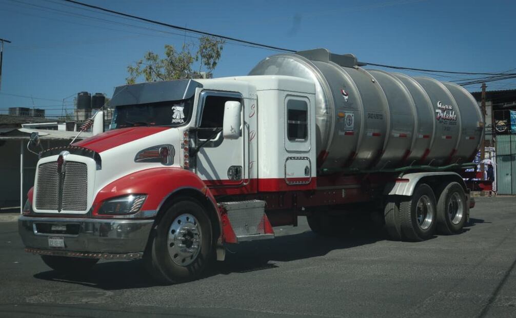A ese lugar llegaban pipas, vehículos de carga, automóviles particulares y hasta del transporte público para llenarlos del líquido y luego venderlo.
Foto: Luis Camacho