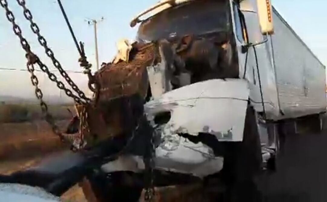 La fiscalía informó que ambas unidades presentan daños frontales en su carrocería. Foto: Especial 