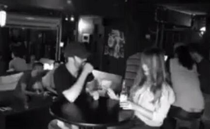 Video. Mujer da paliza a hombres que quisieron acosarla