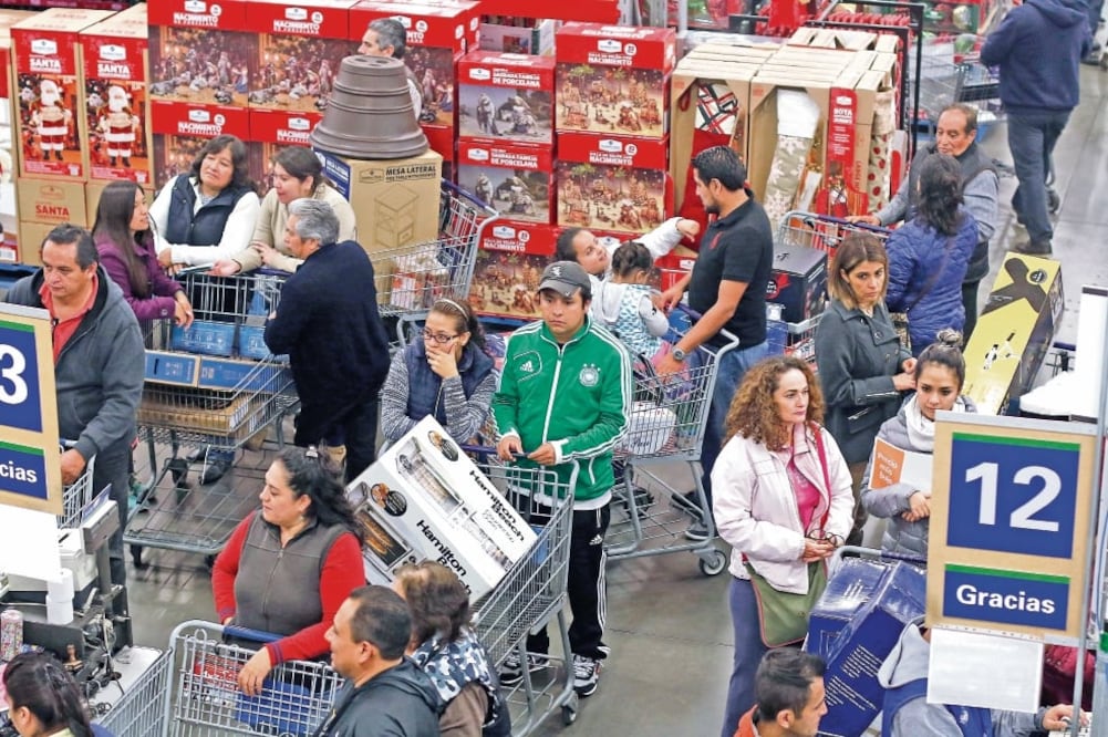 Tiendas llenas. Cientos de personas acudieron ayer a centros departamentales en varios estados por El Buen Fin (ARCHIVO. EL UNIVERSAL)