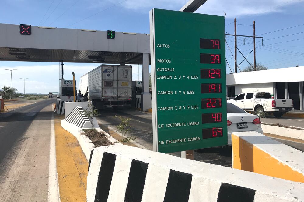 La senadora Nestora Salgado García destacó que hay personas que deben pagar casetas de manera recurrente para transitar por las carreteras en su entidad. Foto: EL UNIVERSAL