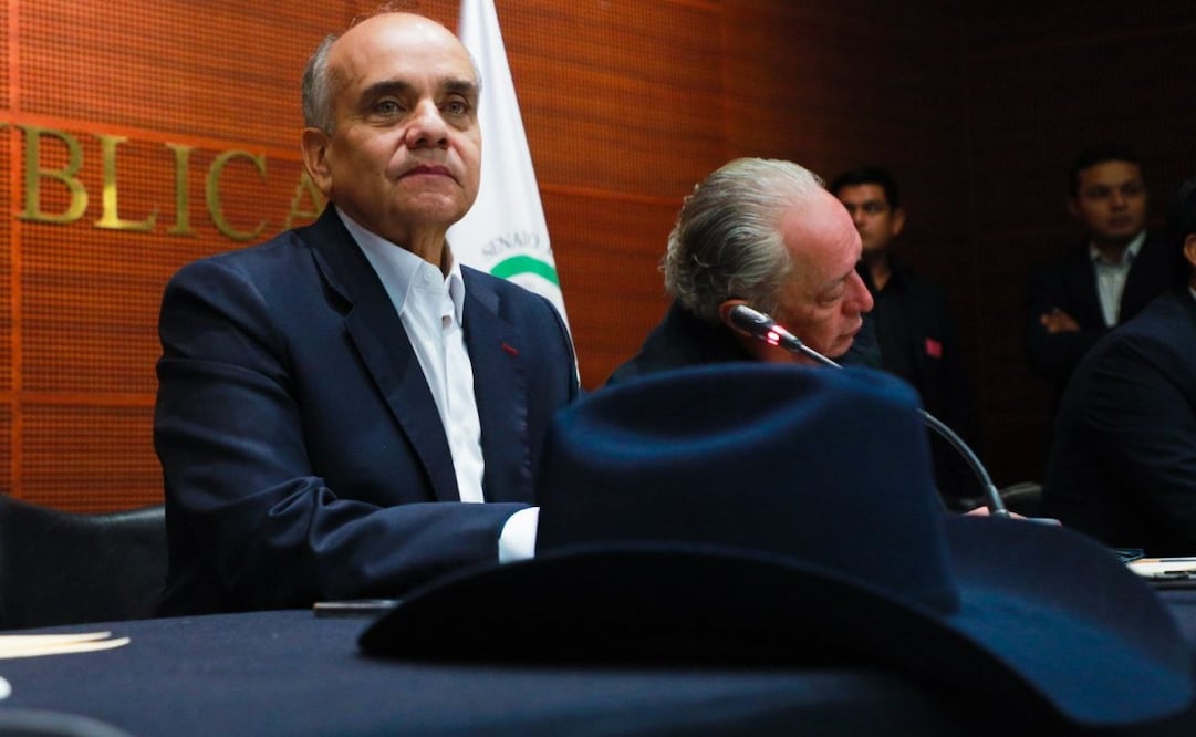 El senador priista Manuel Añorve durante el foro “Cultura de la Seguridad Nacional y la seguridad pública” este lunes 8 de diciembre de 2025 en la Cámara de Senadores. Un invitado dejó su sombrero en la mesa de diálogo después de que Resguardo Parlamentario le exigió quitárselo por supuesto protocolo. Foto: @manuelanorve