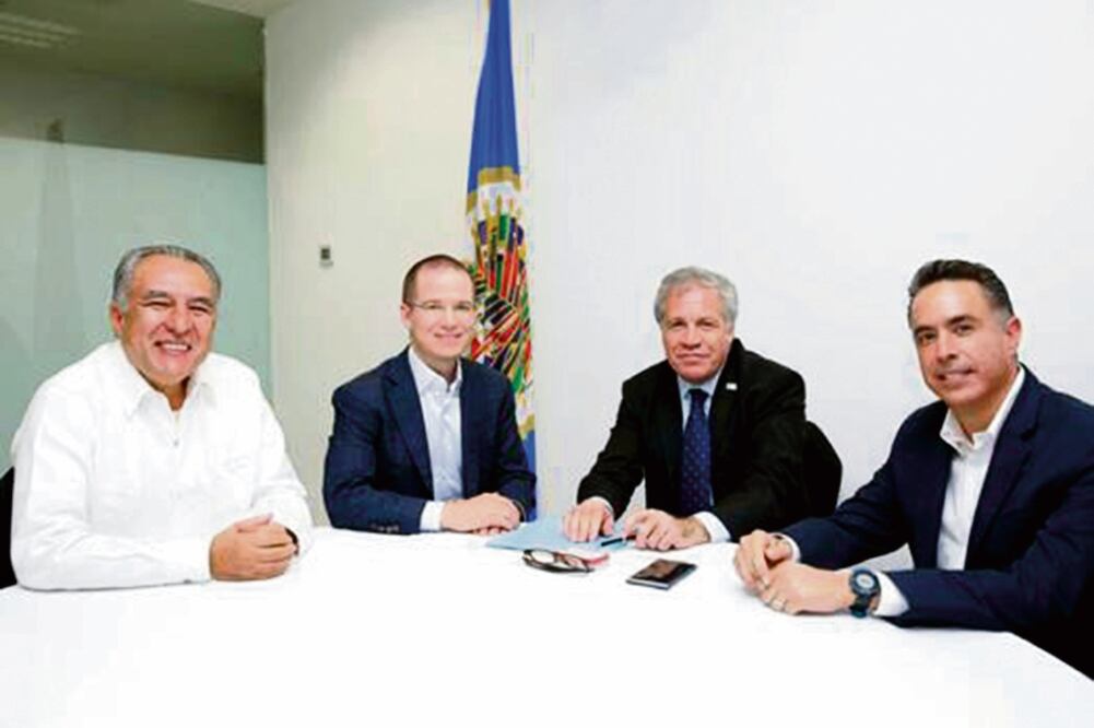 Luis Almagro, secretario general de la OEA (segundo de derecha a izquierda), sostuvo ayer una reunión con dirigentes del PAN (CORTESÍA PAN)