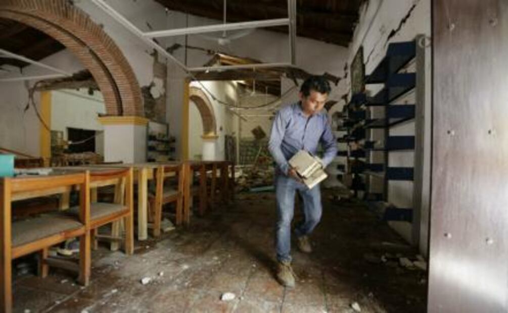 Rescatan libros de biblioteca municipal de Juchitán