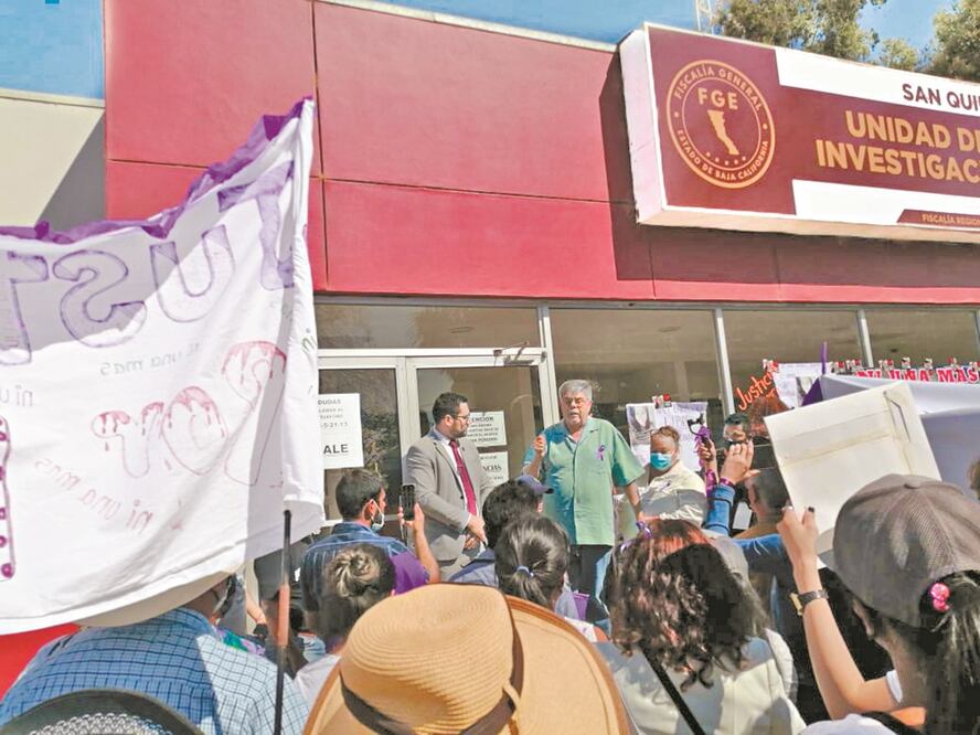 Mujeres encabezaron el lunes un mitin frente a la oficina de la fiscalía en San Quintín. Foto: CORTESÍA JACQUELINE CAMPOS