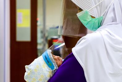 Vacuna antiCovid en el embarazo protege al bebé de ser hospitalizado en un 60%: CDC