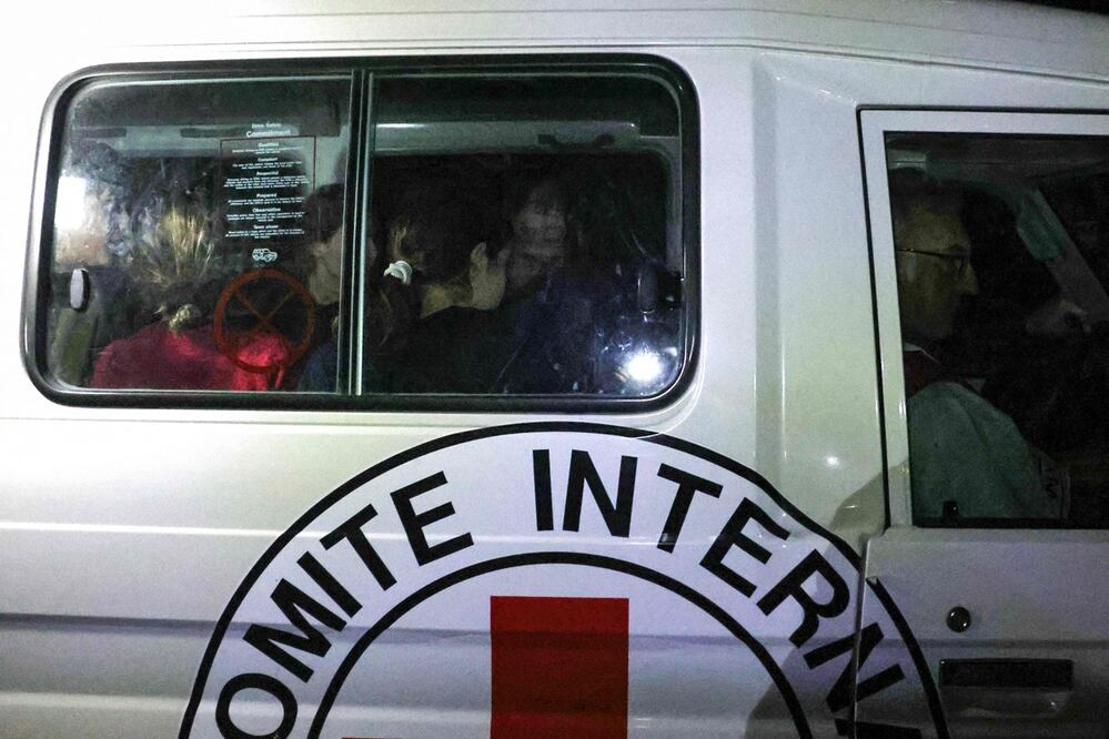 Un vehículo de la Cruz Roja Internacional transporta rehenes liberados por Hamas. Foto: AFP