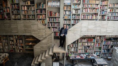 ¿Una biblioteca que presta obras de arte? Conoce Tlacuilo, el proyecto del artista Pedro Reyes que no sólo presta su colección de libros