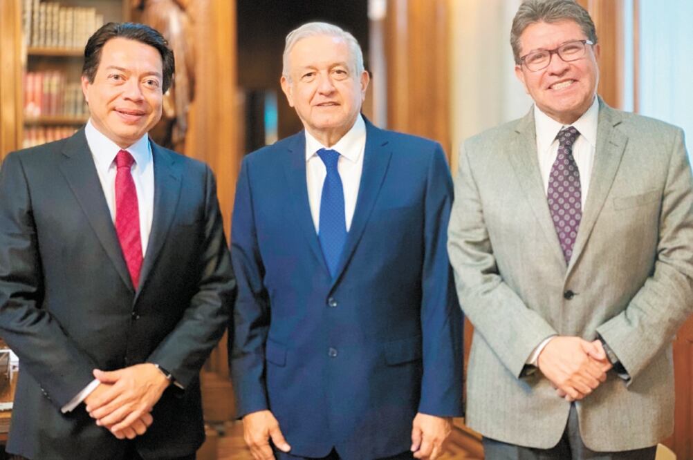 Andrés Manuel López Obrador se reunió con los coordinadores de Morena en el Congreso, Mario Delgado y Ricardo Monreal. Foto: DIEGO SIMÓN. EL UNIVERSAL