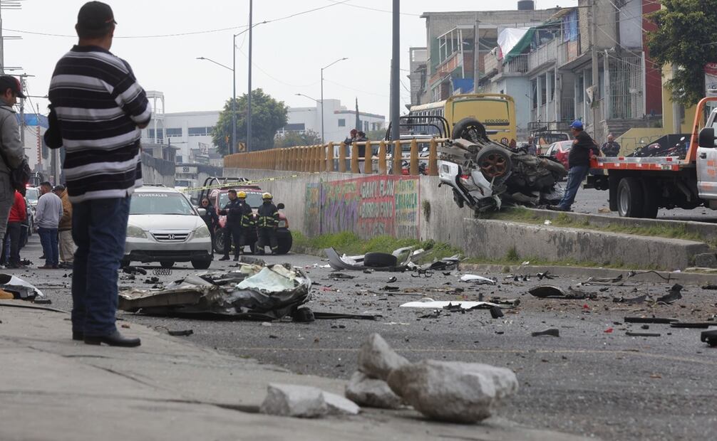 En el siniestro, el auto quedó con las llantas hacia arriba, totalmente destrozado, donde además el motor y la caja de la transmisión se desprendieron y quedaron regados a lo largo de varios metros e incluso lo que quedaba de la carrocería quedó en un desnivel de la avenida Lago de Guadalupe. Foto: Francisco Rodríguez / EL UNIVERSAL