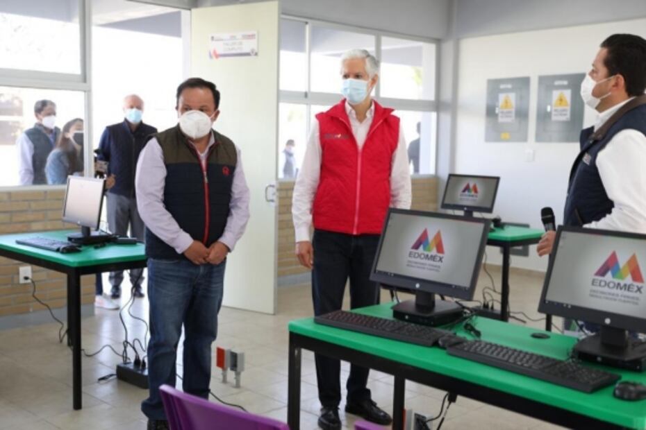 Del Mazo hace entrega de dos preparatorias y tarjetas de Salario Rosa