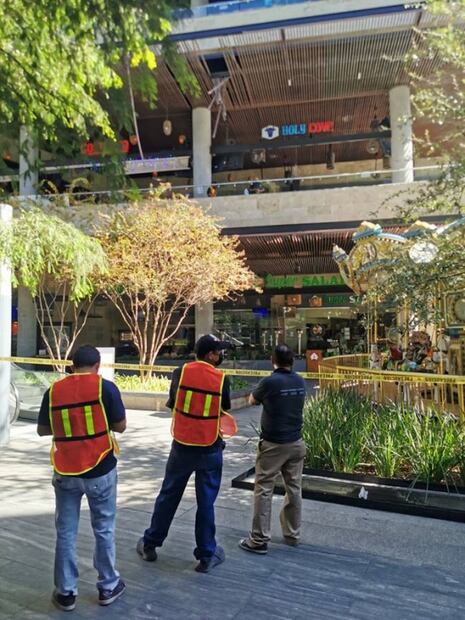 Video. Hombre sobrevive tras saltar de un tercer piso en una plaza comercial de NL