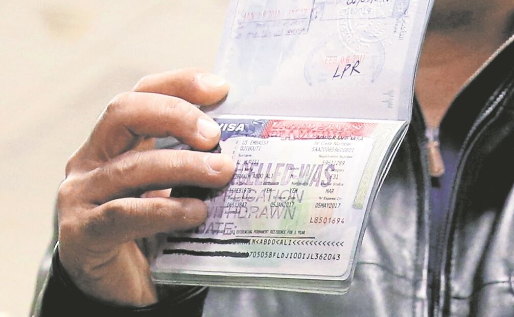 Las personas que se encuentren en EU con visas temporales, como las destinadas a trabajo, turismo o estudios, y que deseen cambiar su estatus a residente permanente, deberán abandonar el país y tramitar el proceso ante el consulado estadounidense en su lugar de origen. Foto: Archivo. EL UNIVERSAL