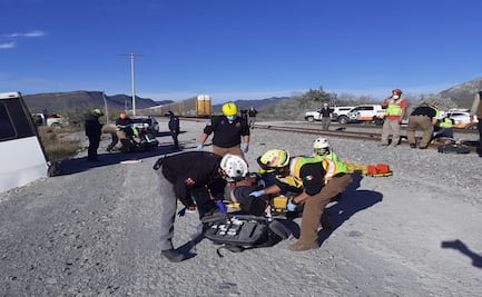 Choque entre microbús y tren carguero deja 2 muertos y 7 heridos en Monterrey