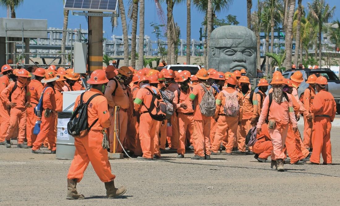 Los trabajadores de la empresa ICA Fluor demandan mayor seguridad, equipos de protección y mejores prestaciones, y denunciaron que los obligan a trabajar horas extras, pero no se las quieren pagar. Foto: Luma López. El Universal