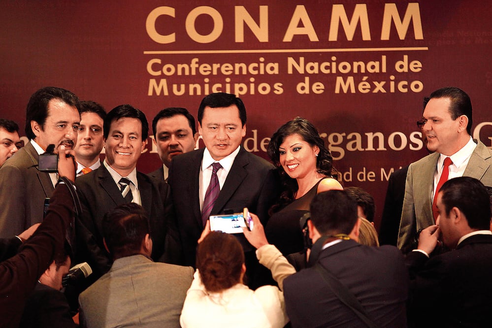 Miguel Ángel Osorio Chong clausuró la reunión de la Conferencia Nacional de Municipios de México. En la foto, con Leticia Quezada, co-presidenta del Consejo Consultivo de la CONAMM