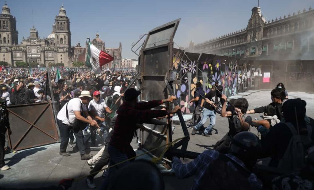 Encapuchados derriban las vallas metálicas del Zócalo capitalino, el sábado 15 de noviembre de 2025, durante la Marcha de la Generación Z. Foto: Carlos Mejía/EL UNIVERSAL
