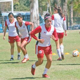 Una oaxaqueña triunfa en liga de futbol femenil