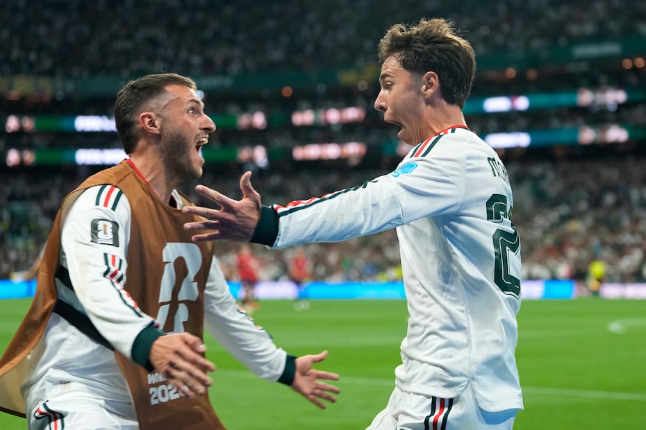 Mateo Chávez en festejo de gol con Santiago Giménez, durante la victoria ante Chequia en la Fase de Grupos del Mundial de 2026 - Foto: AP