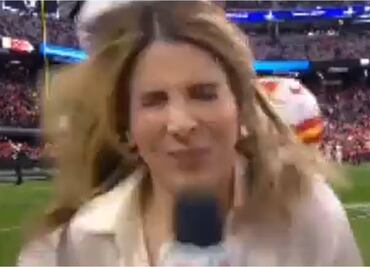 VIDEO: Comentarista de ESPN es embestida por jugador de la NFL