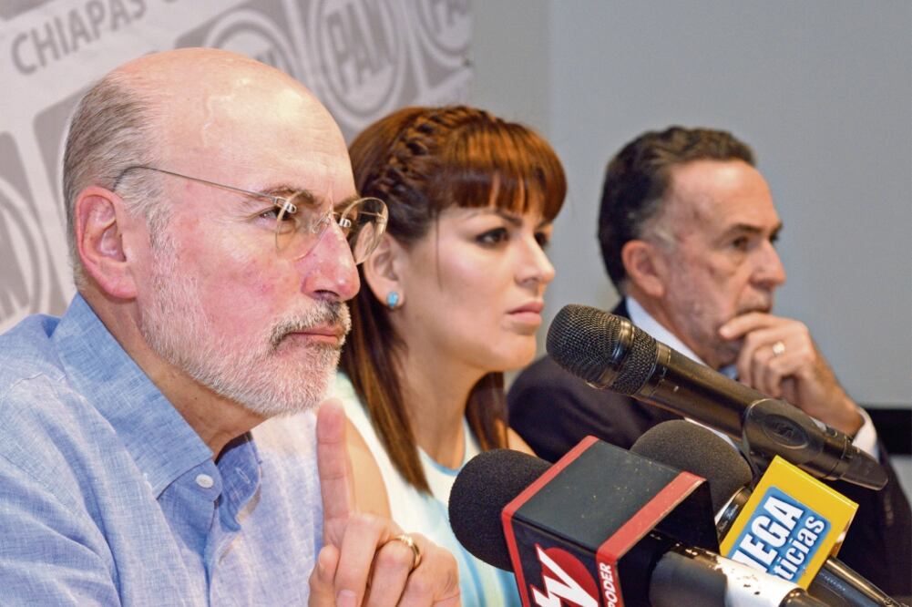 Apoyo a candidato albiazul. El ex presidente del PAN Luis Felipe Bravo Mena y el ex gobernador de Guanajuato Carlos Medina Plascencia hicieron patente su postura (ARCHIVO EL UNIVERSAL)