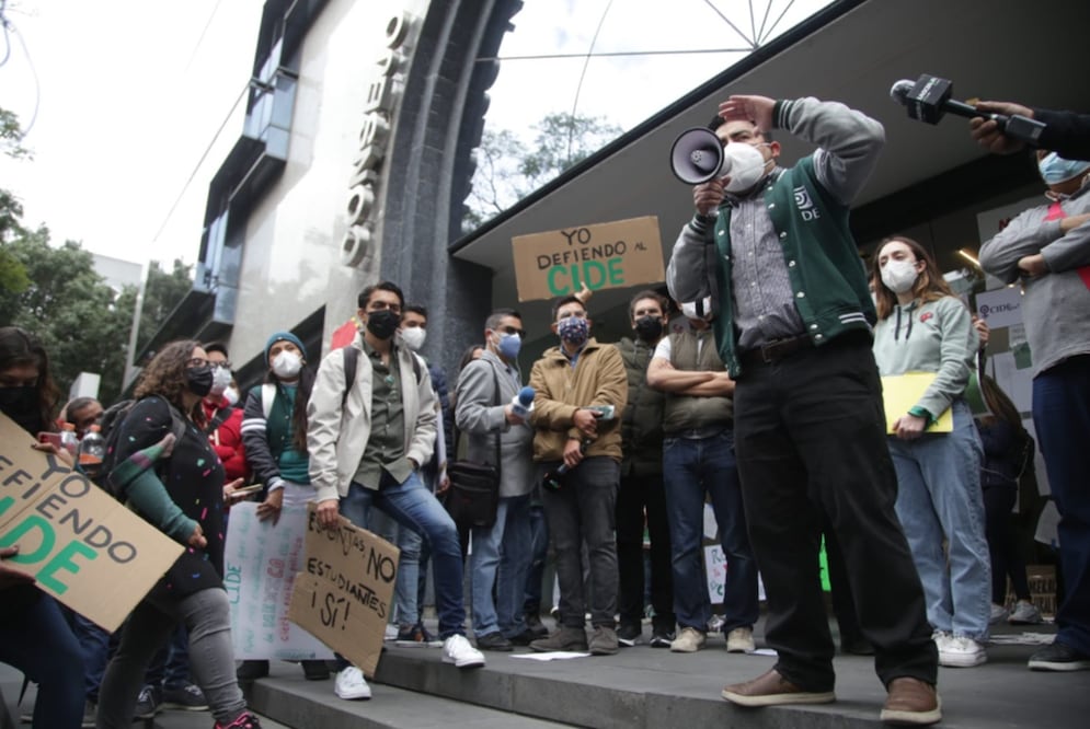 Manifestación del 19 del noviembre, afuera de las instalaciones del Conacyt. Foto: El Universal / Carlos Mejía, archivo