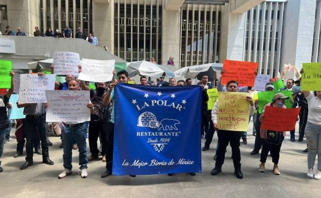 En las pancartas se lee "Alcaldesa ayúdenos a recuperar nuestro empleo, por favor", “La Polar es nuestra fuente de trabajo”. Foto: Especial
