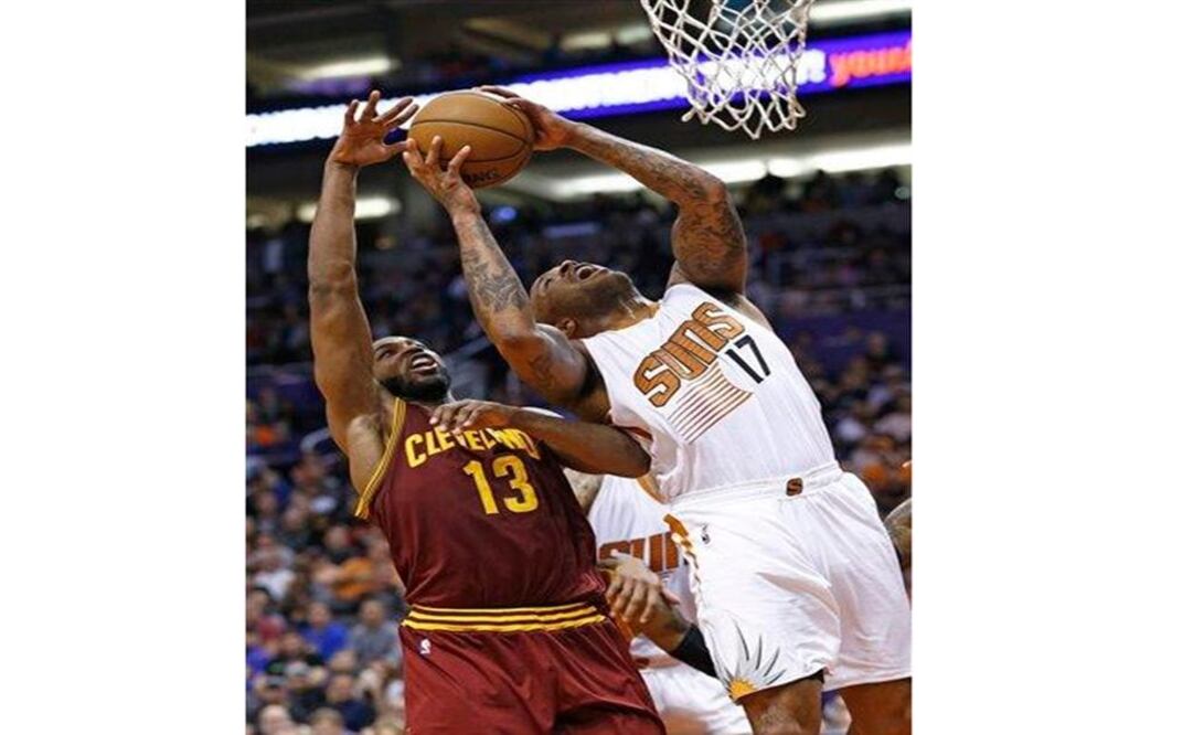 Phoenix Suns forward P.J. Tucker (17) and Cleveland Cavaliers center Tristan Thompson (13) - Photo: AP