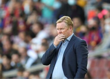 Aficionados del Barcelona encaran a Koeman tras caer en el Clásico Español