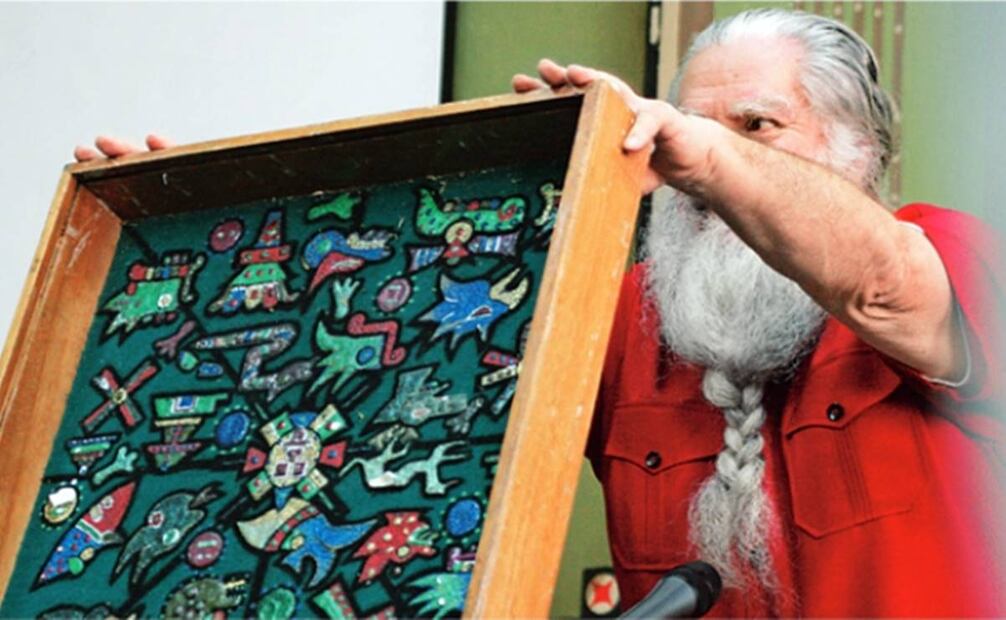 Hace poco más de diez años, en conferencia de prensa, el brujo mayor compartió las predicciones del año 2012 sobre personajes de la frarándula y la política, para lo cual mostró al público un "oráculo maya". Foto: Rebeca Argumedo/Archivo EL UNIVERSAL.