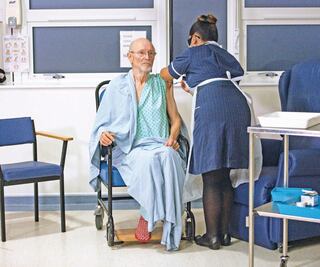 Arranca vacunación en Reino Unido; derrota del virus, aún lejos