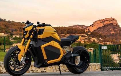 La moto eléctrica que guarda las baterías en su llanta